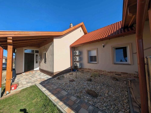 Holiday home with Wi-Fi and air conditioning