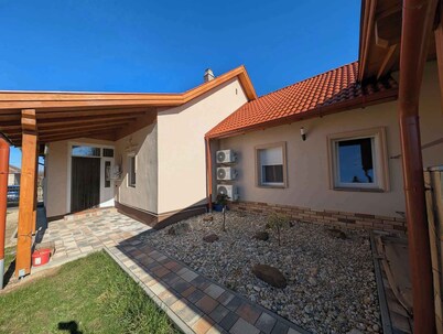 Holiday home with Wi-Fi and air conditioning