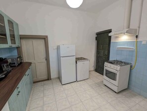 Een koelkast, een magnetron, een oven, een kookplaat