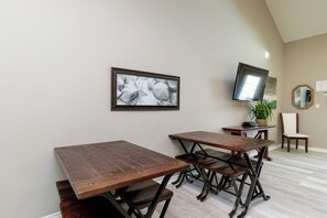 Dining - Stylish Gulf Coast Retreat with Pool Access and Steps to the Beach (Corpus Christi)