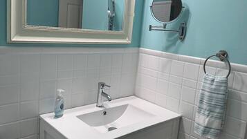 Haartrockner, Handtücher, Seife, Toilettenpapier