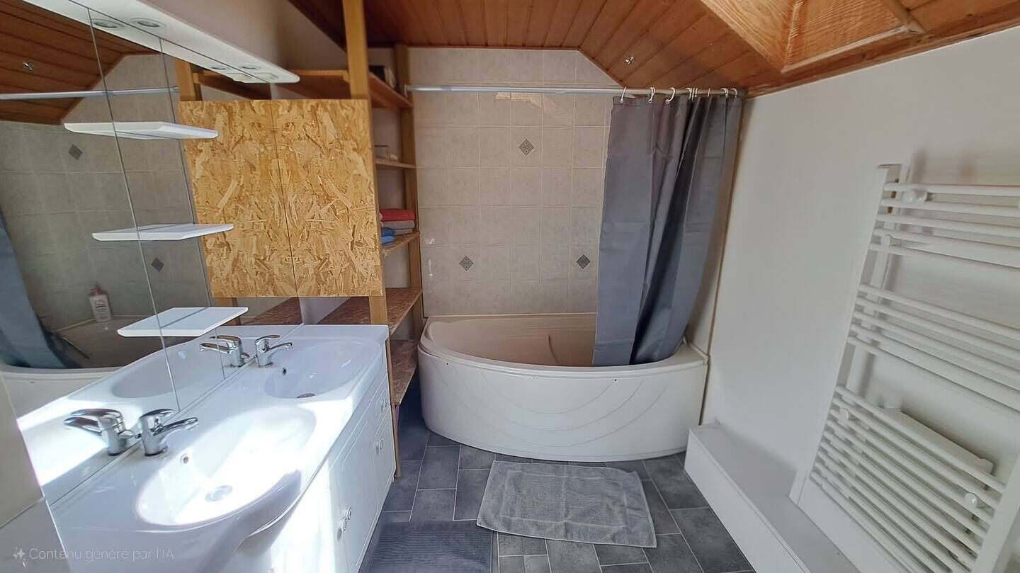 Un baño moderno con dos lavamanos, una bañera y una cortina de ducha.