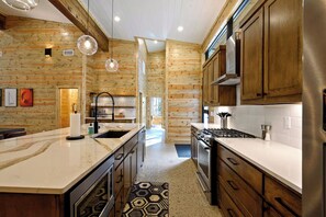 Wasserkocher mit Kaffee-/Teezubehör, Kühlschrank, Mikrowelle, Ofen
