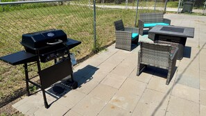 Outdoor dining - Home Away From Home-Fenced Yard-Firepit-Dogs OK-Close to Beach/Cruise Terminals (Galveston)