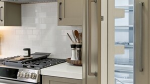 Une cuisine équipée d’une cuisinière, d’un four et d’un réfrigérateur.