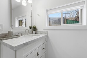 Suihku, hiustenkuivaaja, pyyhkeet, saippua