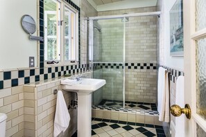 Shower, hair dryer, towels, soap - Wild Iris Retreat- Family Friendly Anderson Valley Estate with Pool, Sleeps 15 (Philo)
