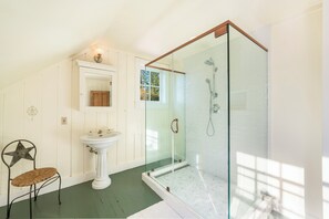 Shower, hair dryer, towels, soap - Wild Iris Retreat- Family Friendly Anderson Valley Estate with Pool, Sleeps 15 (Philo)