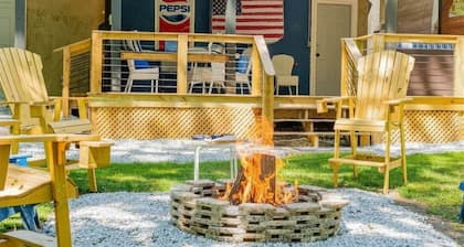 2 King Masters, 3 Bed / 3 Bath, Fire Pit, Walk to Downtown