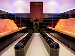 A modern bathroom with a central sink, two sinks on either side, and a large mirror above the sink. - Conference Partner Ullrich (Elfershausen)