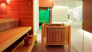 En moderne sauna med træbænke og en bænk med en spand.