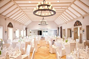 A banquet hall with white tablecloths, round tables, and chairs. - Conference Partner Ullrich (Elfershausen)