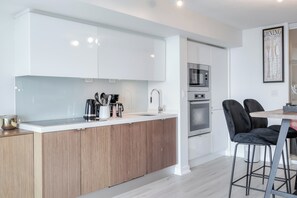 經典公寓, 陽台, 城市景觀 | 私人廚房 | 電冰箱、微波爐、烤箱、爐台