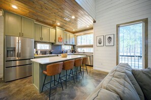 Fridge, microwave, oven, stovetop - Heated Pool, Hot Tub, Fire Pit, Outdoor TV Lounge, Cozy Cabin Retreat! (Broken Bow)