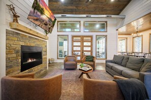 Smart TV, fireplace - Heated Pool, Hot Tub, Fire Pit, Outdoor TV Lounge, Cozy Cabin Retreat! (Broken Bow)