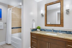 Shower, hair dryer, towels, soap - 2 Bedroom, 2 bathroom Villa, poolside floors 3-5. On Marco Island (Marco Island)
