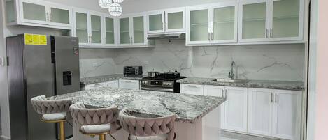 Microwave, oven, dishwasher, coffee/tea maker