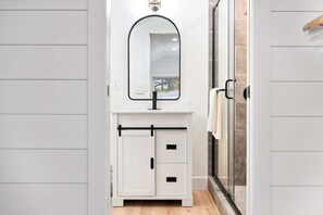 Bathroom - Devils Dive · Devils Dive Estate (Traverse City)