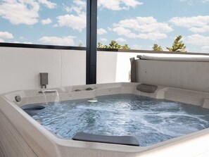 Outdoor spa tub - East Side Design: Luxury Condo with 10 Rooftop Hot (Traverse City)