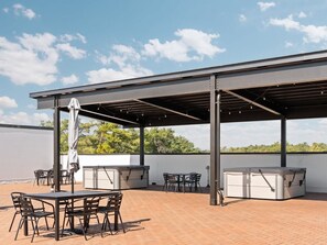 Outdoor dining - East Side Design: Luxury Condo with 10 Rooftop Hot (Traverse City)