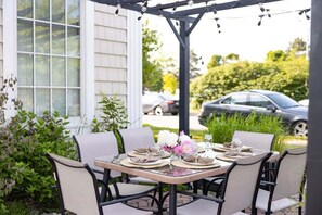 Outdoor dining - Urban Stay By The Bay: Downtown Pet-Friendly Home (Traverse City)