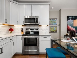 Réfrigérateur, four à micro-ondes, un four, surface de cuisson