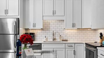 Frigorifero, microonde, forno, piano cottura