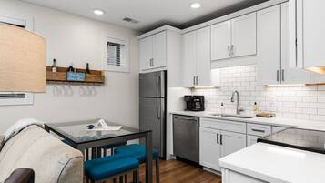 Refrigerador, microondas, horno, placa de cocina