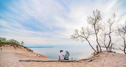 Top of The Peak: Downtown Gem! Steps to Beach
