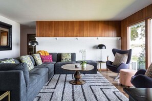 TV, fireplace - Sandy Beachfront House on Grand Traverse Bay (Traverse City)