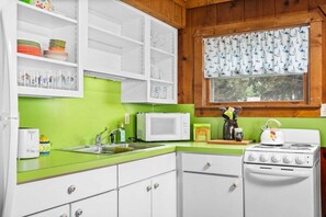 Fridge, microwave, oven, stovetop - Willow Tree Cottage: Waterfront on Suttons Bay (Suttons Bay)