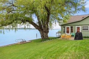 Terrace/patio - Willow Tree Cottage: Waterfront on Suttons Bay (Suttons Bay)