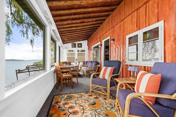 Interior - Willow Tree Cottage: Waterfront on Suttons Bay (Suttons Bay)