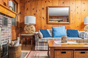 Living area - Willow Tree Cottage: Waterfront on Suttons Bay (Suttons Bay)