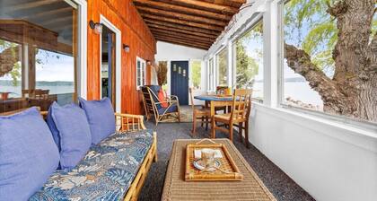 Willow Tree Cottage: Waterfront on Suttons Bay