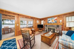 Living area - Willow Tree Cottage: Waterfront on Suttons Bay (Suttons Bay)
