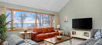 The M22 House - Panoramic Views of West Bay!