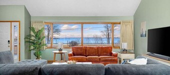 The M22 House - Panoramic Views of West Bay!