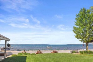 Outdoor dining - The Nest Condo 12-Renovated Bathroom in 2025! (Traverse City)
