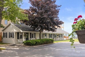 Exterior - The Nest Condo 12-Renovated Bathroom in 2025! (Traverse City)