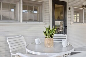 Outdoor dining - Topico Cabin 5 . Topico Cabin 5 (Traverse City)