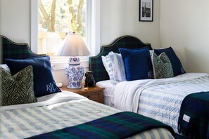 6 bedrooms, iron/ironing board, internet, bed sheets