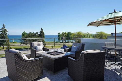 Bayview Bliss: Modern Luxury Home