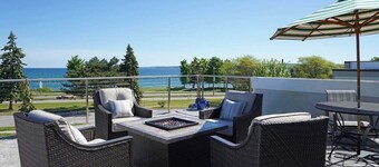 Bayview Bliss: Modern Luxury Home