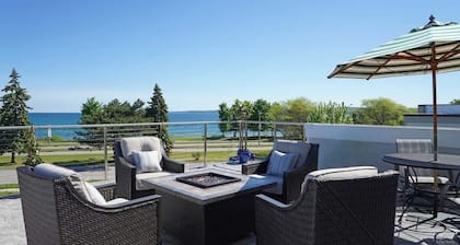 Bayview Bliss: Modern Luxury Home