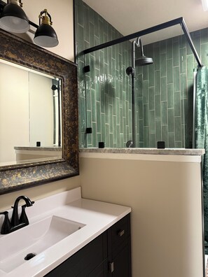 Shower, hair dryer, towels, soap - The Bluebird House in Hiram (Hiram)