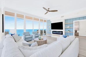 Smart TV y chimenea 