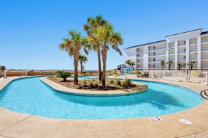 Innendørsbasseng og et oppvarmet basseng