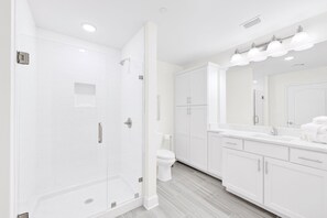 Dusj, hårføner og håndklær