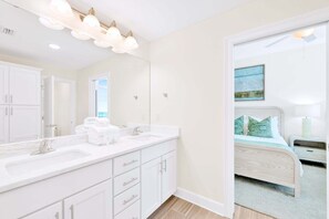 Dusj, hårføner og håndklær